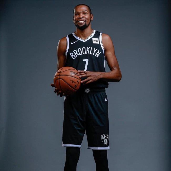 存在感拉满！狄龙半场15中8得到18分3助攻